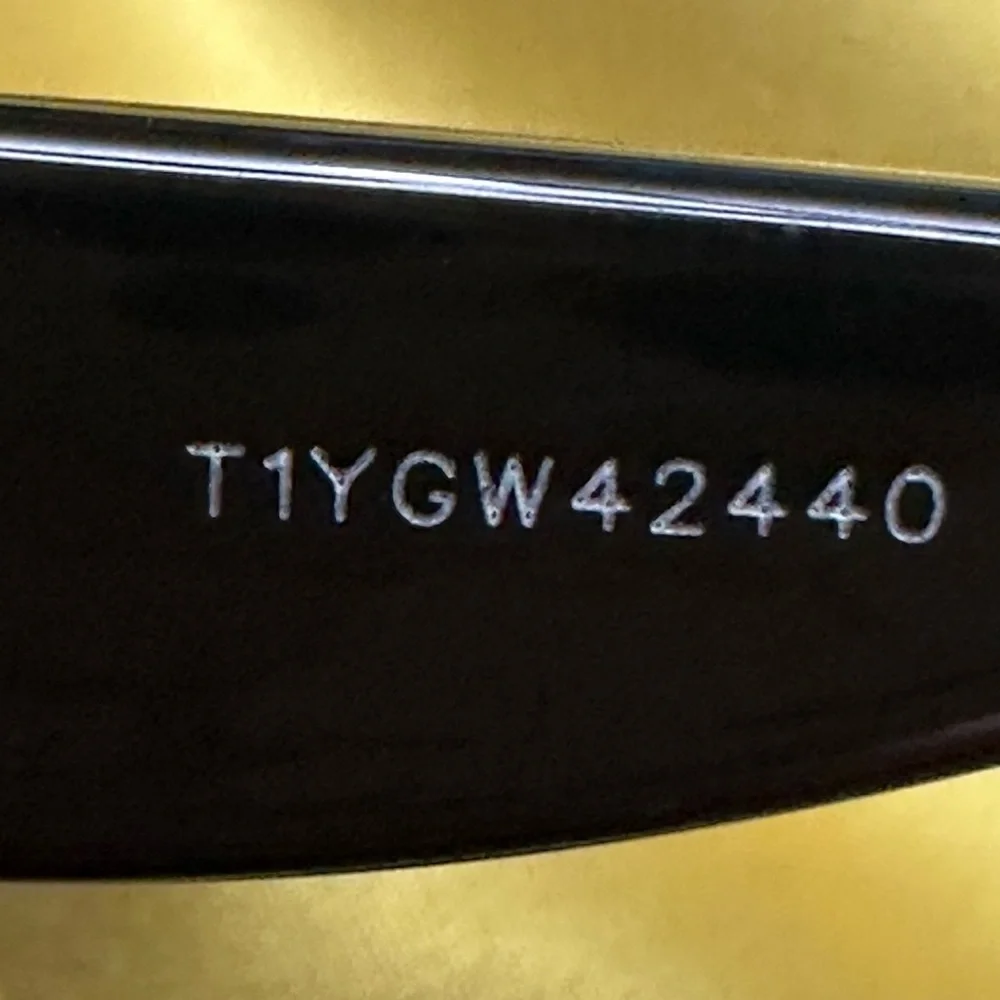 ⭐️New Gucci Black Framed Sunglasses, Grey Lenses, Velvet case, Satin pouch. - Picture 4 of 9